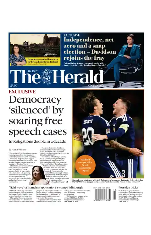 Capa do The Herald (Scotland) de 4 de outubro de 2026. Manchete: Democracia «silenciada» pelo aumento acentuado de casos de liberdade de expressão.