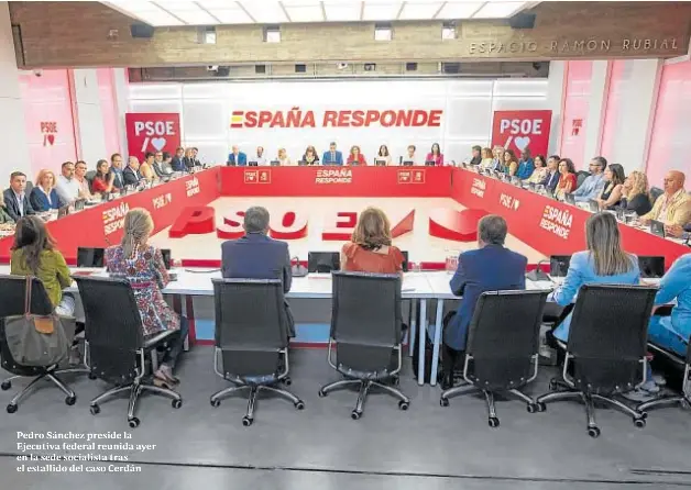 FERRAZ SE PLIEGA ANTE SÁNCHEZ, QUE MINIMIZA LA CORRUPCIÓN DEL PSOE Y ARREMETE CONTRA EL PP