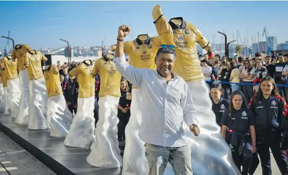 UNHA ESCULTURA PARA LEMBRAR UNHA LIGA