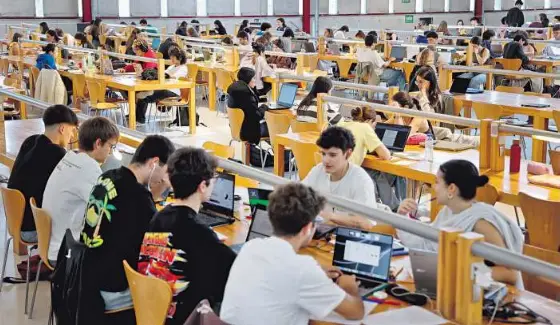 LAS BIBLIOTECAS CORUÑESAS, ABARROTADAS