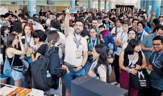 UN PASO AL FUTURO CON MUNDOS DIGITALES