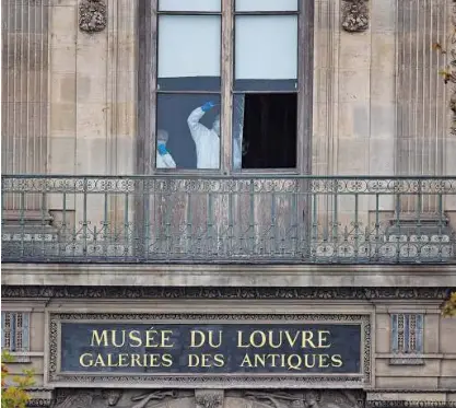 CIERRA EL LOUVRE TRAS UN ROBO DE PELÍCULA