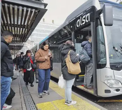 BUSES LLENOS Y POCAS FRECUENCIAS CON EL ÁREA
