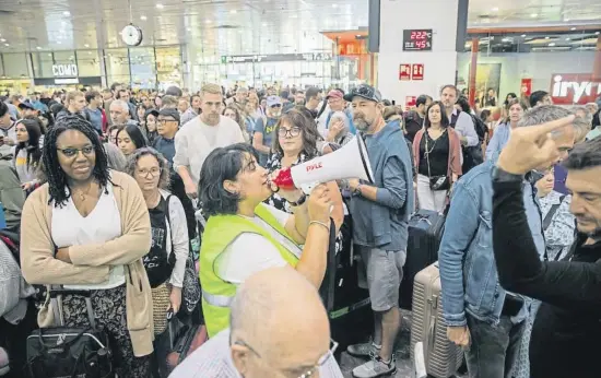 CAOS EN SANTS POR UNA VÍAROTA