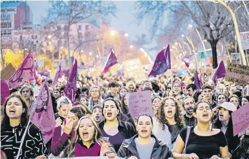 MILES DE MUJERES EN LA CALLE