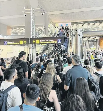 COLAS EN BARAJAS POR UN FALLO INFORMÁTICO