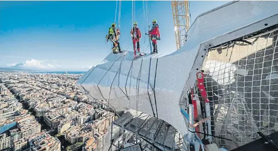 LA CRUZ SOBRE LA SAGRADA FAMÍLIA TOMA FORMA