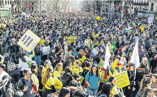 LOS PROFESORES EXIGEN COBRAR UN 25% MÁS