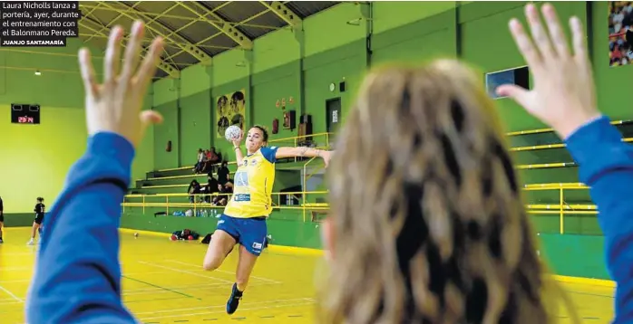 LAURA NICHOLLS SE PASA AL BALONMANO