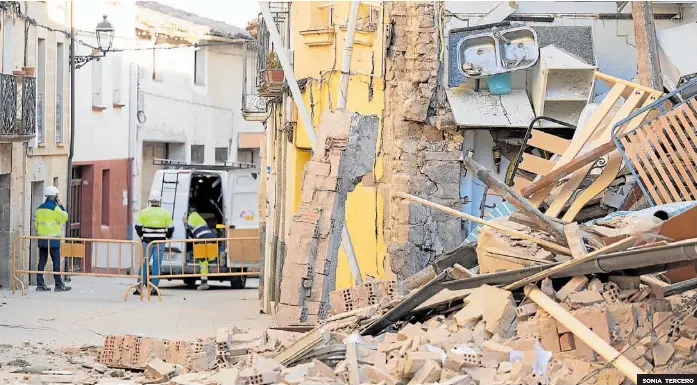 DERRUMBE TOTAL DE DOS EDIFICIOS EN CENICERO