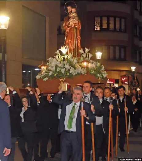 LOS FIELES A SAN JOSÉ LO SACAN EN PROCESIÓN