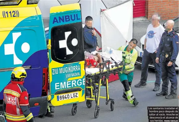 SALTA DE UN 4º PISO TRAS ACUCHILLAR A SUS PADRES Y DESPEÑARSE CON SU COCHE DESDE DOCE METROS