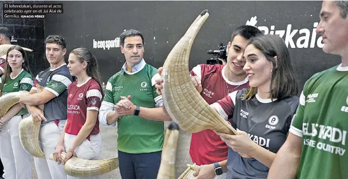 PRADALES ARROPA A LA SELECCIÓN VASCA DE PELOTA