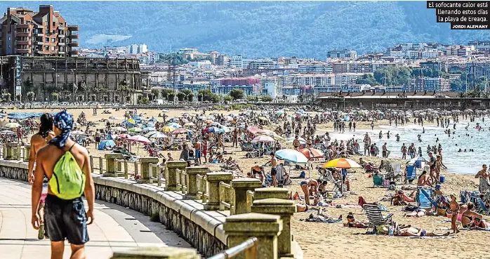 POLICÍAS EN BAÑADOR PARA EVITAR ROBOS EN EREAGA