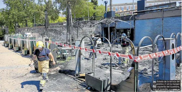 ARDE LA TERRAZA DEL GASTROBAR CUARENTA Y 7 EN EL PASEO DEL RÍO