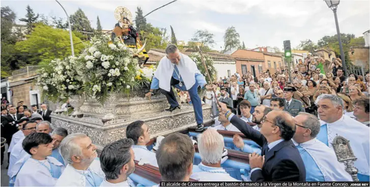 CÁCERES ARROPA A SU PATRONA EN UNA BAJADA HISTÓRICA POR EL CENTENARIO DE SU CORONACIÓN