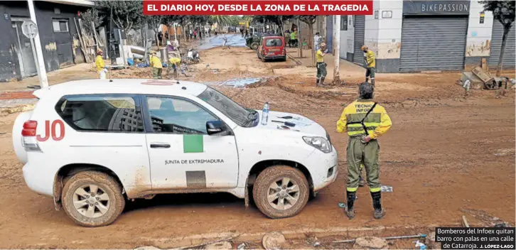 BOMBEROS EXTREMEÑOS CONTRA EL FANGO