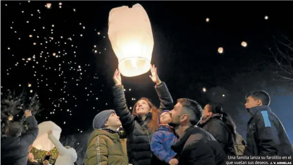 LO PACENSES ILUMINAN EL RÍO CON SUS DESEOS