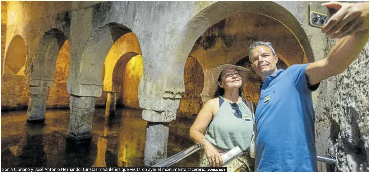 LOS ÚLTIMOS TURISTAS DEL ALJIBE ALMOHADE DE CÁCERES