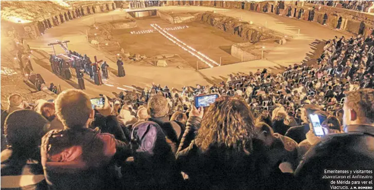 EL VIACRUCIS ILUMINA EL ANFITEATRO DE MÉRIDA