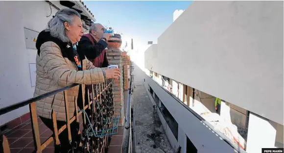 VECINOS EMPAREDADOS EN SU CASA