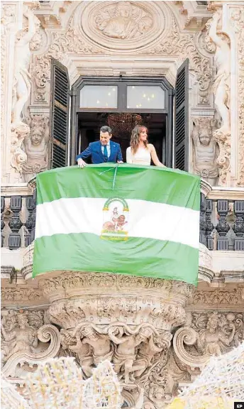 MORENO ONDEA LA BANDERA DE LA «SOLIDARIDAD»