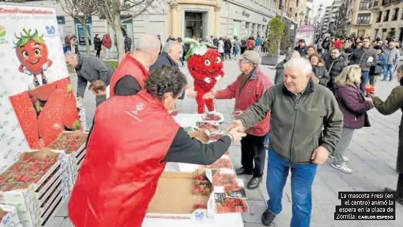 COLAS EN EL REPARTO DE FRESAS REIVINDICATIVO DE UPA