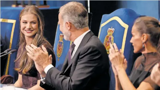 EL REY CEDE EL TESTIGO A LEONOR.