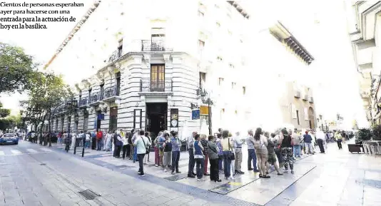 LARGAS FILAS PARA EL RECITAL DEL PILAR