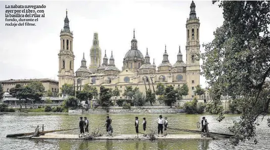 UNA NABATA SURCA EL EBRO EN ZARAGOZA