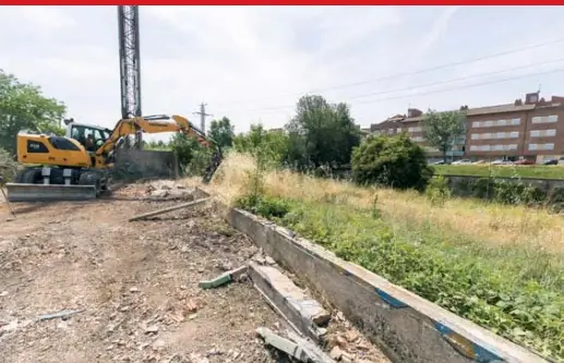 VIC COMENÇA A ENDERROCAR ELS MURS DEL RIU