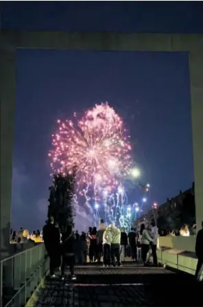 ADIÓS FESTIVO MIRANDO AL CIELO