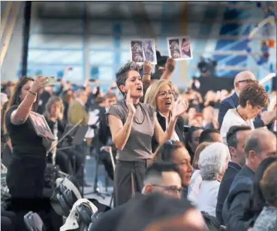 FAMILIARES DE LAS VÍCTIMAS, ABUCHEANDO A MAZÓN.