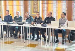 UNA MUJER SUPLE AL COMISARIO ACOSADOR