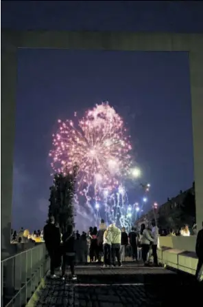 ADEU FESTIU MIRANT CAP AL CEL