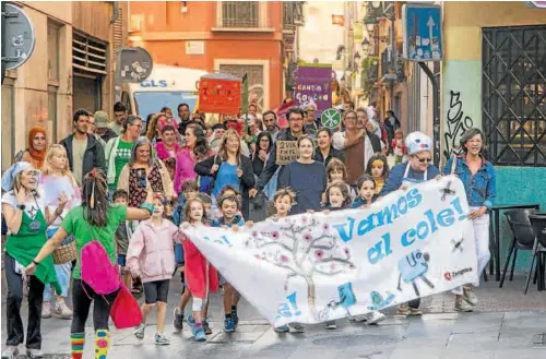 EL COLEGIO EMPIEZA EN ARAGÓN ENTRE LA ILUSIÓN DE LOS NIÑOS Y REIVINDICACIONES DE LOS PADRES