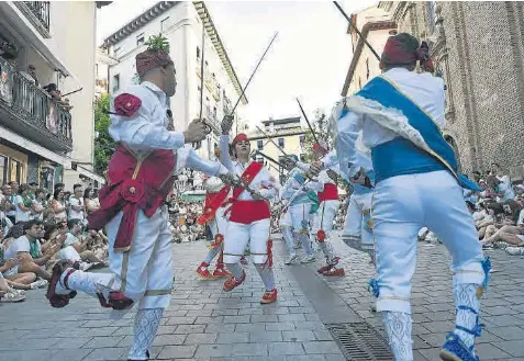 LOS DANZANTES PONEN LA EMOCIÓN EN LAS FIESTAS