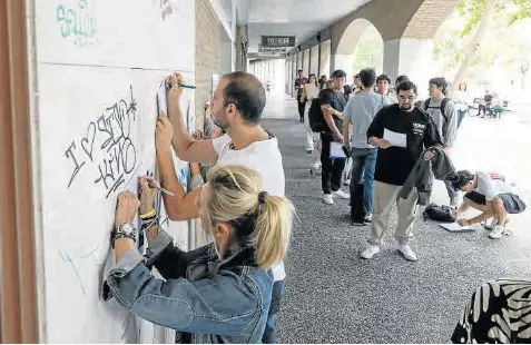 LARGAS FILAS PARA TRABAJAR EN LAS FIESTAS DEL PILAR