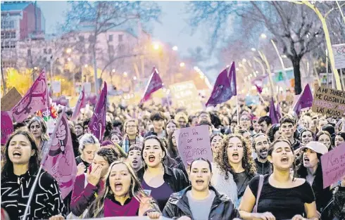 MILERS DE DONES AL CARRER