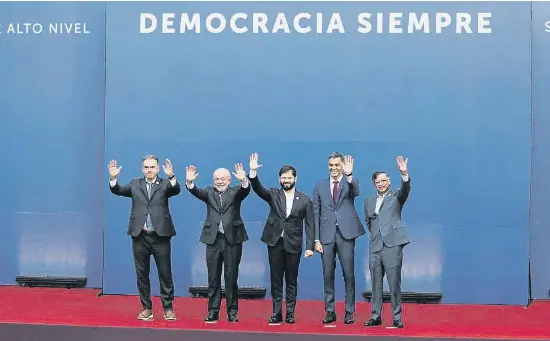 SÁNCHEZ CRIDA A PASSAR A L’OFENSIVA DAVANT ELS ULTRES