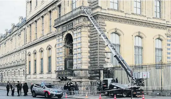 INSÒLIT SAQUEIG AL MUSEU DEL LOUVRE