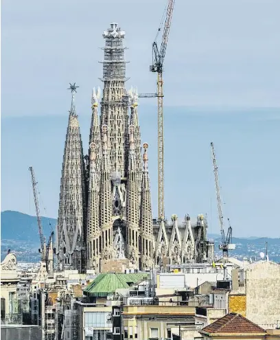 LA SAGRADA FAMÍLIA TOCA EL CEL