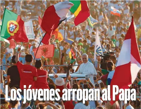 LOS JÓVENES ARROPAN AL PAPA