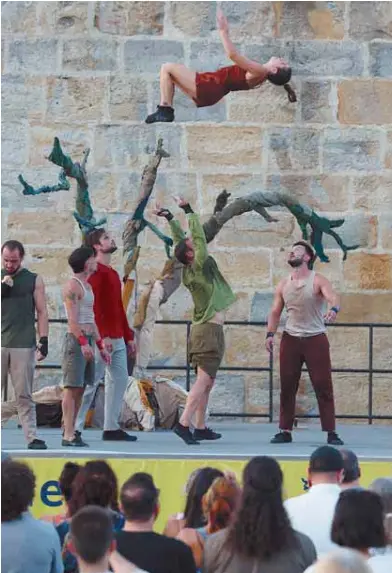 ACROBACIAS EN LA MURALLA