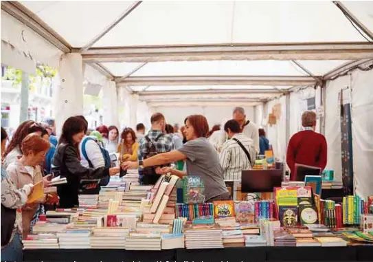 EL LIBRO Y LA ROSA TOMAN LA CALLE