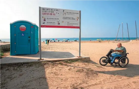 LA PLATJA LLARGA: CUANDO MOJARSE LOS PIES EN EL AGUA ES UNA TAREA IMPOSIBLE