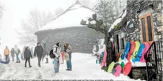 LA NIEVE ATRAE A MUCHOS TURISTAS A O CEBREIRO