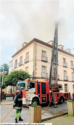 ARDE UN HISTÓRICO EDIFICIO EN EL CENTRO DE RIBADEO