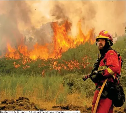 LOS INCENDIOS ASEDIAN OURENSE Y DEJAN DOS MUERTOS Y MILES DE EVACUADOS EN ESPAÑA