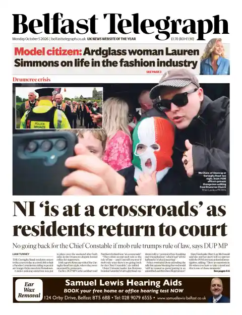 Capa do Belfast Telegraph de 5 de outubro de 2026. Manchete: NI «está numa encruzilhada» com regressão de moradores ao tribunal.